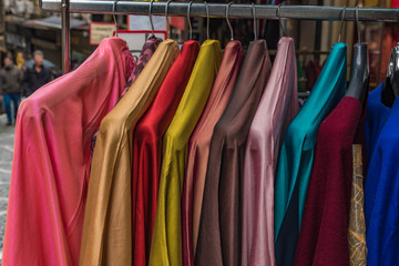 Bunte Kleider aufgeh&auml;ngt