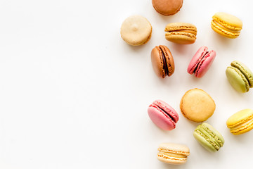 Macarons dessert patroon op witte achtergrond bovenaanzicht kopie ruimte