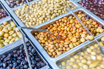 Israel, Tel Aviv-Yafo, olives at shuk Levinsky market