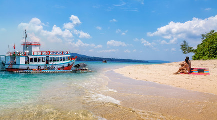 Obraz premium North Bay island sea beach Andaman with view of tourist speed boat and tourist enjoying a sun bask at the beach