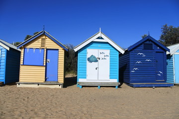 Fototapeta na wymiar Kleine Holzschuppen am Strand von Melbourne