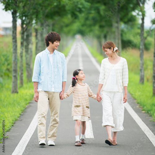 一本道で手をつなぐ親子 Wall Mural Wallpaper Murals Ohayou 一本道で手をつなぐ親子 Wall Mural Wallpaper Murals Ohayou