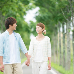 一本道で手をつなぐカップル