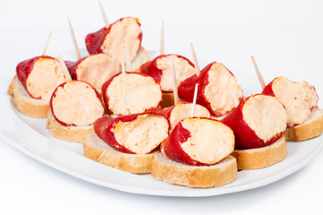 Pimientos  rellenos sobre un plato blanco. Vista de frente