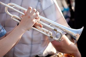 Obraz premium young man playing trumpet on street