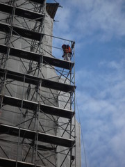 Mann im Baugerüst