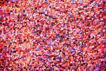 Fototapete Mosaik Teilmosaik als dekorativer Texturhintergrund. Selektiver Fokus. Abstraktes Muster. Abstrakte rote, blaue und schwarze Keramiksteine
