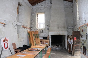 Fototapeta na wymiar Village de Polignac en Haute Loire - Auvergne - Forteresse