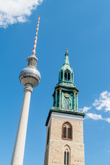 Fototapeta na wymiar Berliner Fernsehturm und Marienkirche