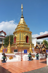 Fototapeta premium golden stupa in a buddhist temple (wat muen ngon kong) in chiang mai (thailand)