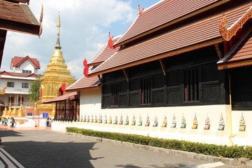 Naklejka premium stupa i pawilon w buddyjskiej świątyni (wat muen ngon kong) w chiang mai (tajlandia)