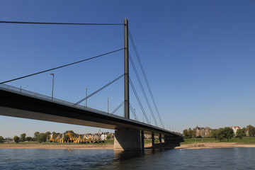 Fototapeta na wymiar Oberkasseler Brücke in Düsseldorf