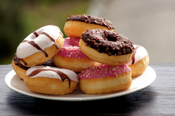 Bunte Donuts auf Teller beim Picknick