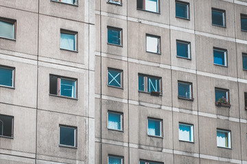 Fototapeta premium okna na elewacji budynku wykonane z prefabrykowanych płyt betonowych