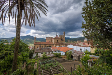 Królewski klasztor Santa Maria de Guadalupe, prowincja Caceres, Hiszpania - obrazy, fototapety, plakaty