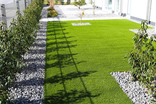 Garten mit sehr gepflegtem Rollrasen