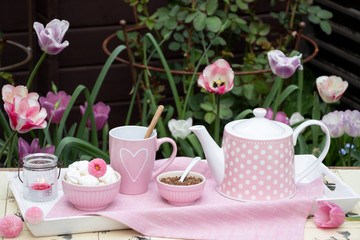 Fototapeta na wymiar Tischdekoration in Pink im Frühlingsgarten