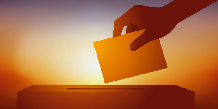 Concept du leadership et de l’élection démocratique d’un candidat avec la main d’un électeur tenant son bulletin de vote avant de le glisser dans l’urne.