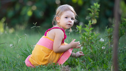 Niña rubia inocencia publicidad parque verde