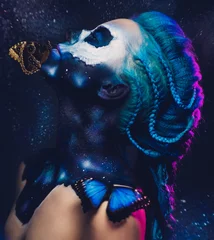 Foto op Plexiglas Vrouwen Mooie vrouw met blauw haar en vlinder
