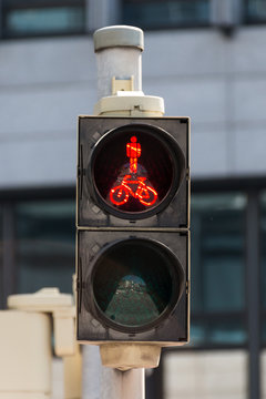 Semaforo rosso per pedoni e ciclisti