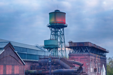 Alter Wasserturm und Industrieanlage in Bochum