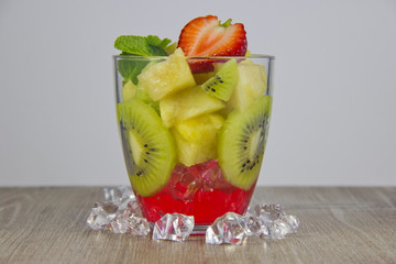 Mix of fresh fruit and berries. Were added to the drink ice.