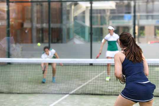 women playing paddel