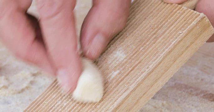 Mani di un uomo che fanno la preparazione degli gnocchi di patate fati in casa con rigagnocchi e tagliere in legno.