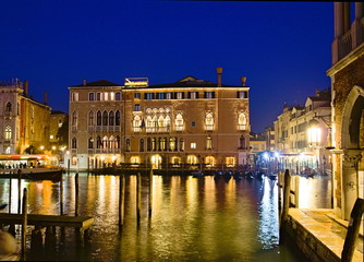 Obraz premium Venice, Italy - December 29, 2018: Night view of the Ca' Sagredo Hotel overlooking the Grand Canal