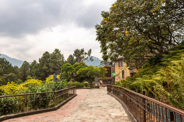Fototapeta na wymiar Sendero a la cima del cerro de Monserrate en Bogotá