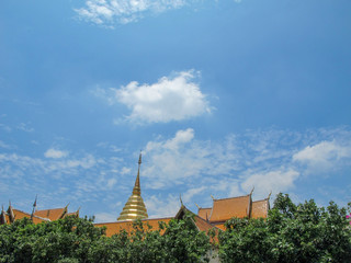 Fototapeta na wymiar The pagoda of Doi Suthep lies behind the tree and the sky is bright