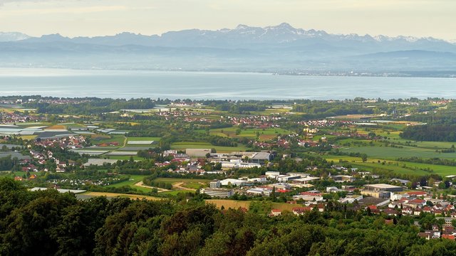 Industriegebiet von Markdorf mit angrenzenden Gemeinden. Im Hintergrund der Bodensee mit dem S&auml;ntis, dem h&ouml;chsten Berg der Ostschweiz.