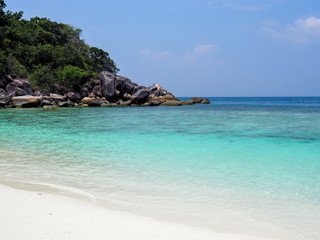 Fototapeta na wymiar Paradise island blue sea and white beach with blue sky