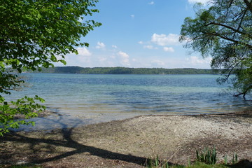 Fototapeta na wymiar Ufer mit Kies am Starnberger See