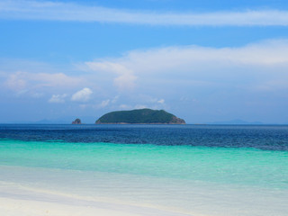 Fototapeta premium Paradise island blue sea and white beach with blue sky