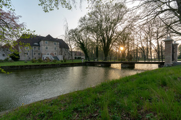 Fototapeta na wymiar Historisches Wasserschloss Mellenthin auf Usedom mit Burggraben bei Sonnenuntergang 