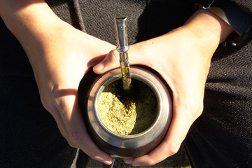 Sosteniendo el mate