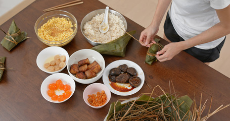 Make steamed sticky rice dumpling