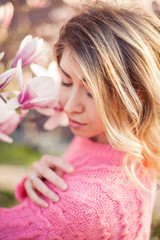 Obraz na płótnie Canvas Portrait of a beautiful young woman near a magnolia. Spring.