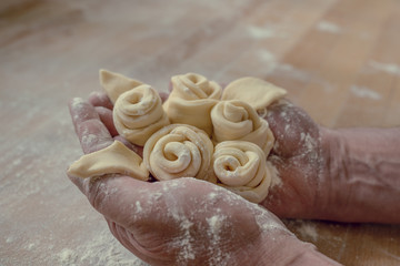 Aus Teig schöne Rosen geformt