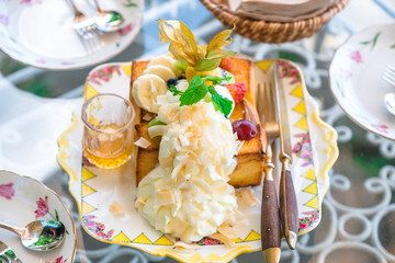 Honey Toast, Consists of bread topped with honey and ice cream
