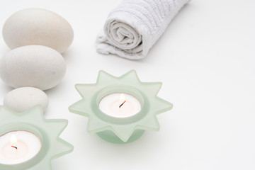 Obraz na płótnie Canvas Beauty spa flat lay with white and green themed objects