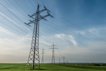 Hochspannungsmasten einer &Uuml;berland leitung