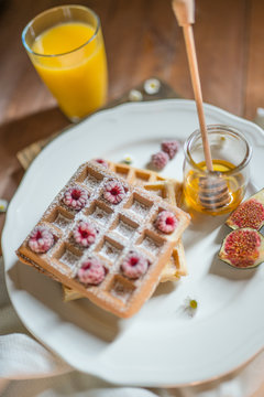 gofry z owocami i świeżym sokiem na śniadanie