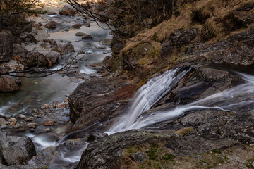 Acque selvagge di montagna
