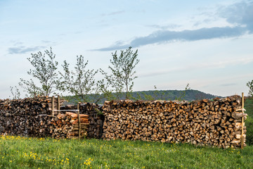 Brennholz im Stapel aufgesetzt