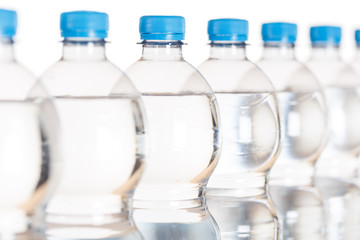 Mineralwasser Wasser Flasche Flaschen Wasserflasche Wasserflaschen trinken freigestellt Freisteller isoliert