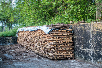 Brennholz im Stapel aufgesetzt © focus finder