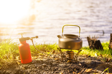 campingkocher mit Gasflasche und Kessel, Gaskocher, Camping equipment